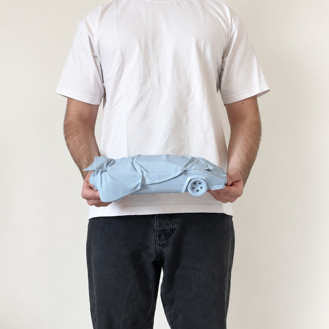 Celeste Memory en taille Large (30 cm), tenue à deux mains pour montrer sa taille réelle