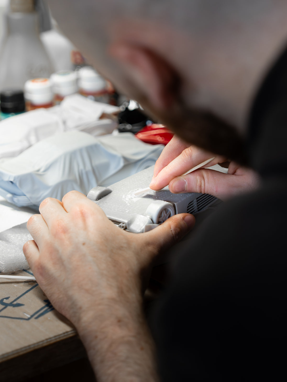Martin en train de finir une sculpture à la main