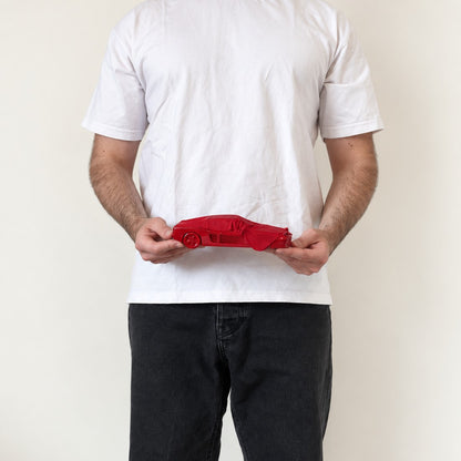 Red Memory en taille Medium (19 cm), tenue à deux mains pour montrer sa taille réelle